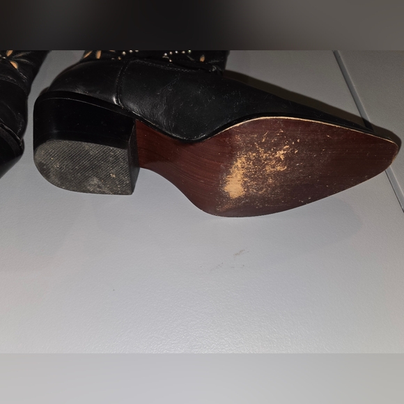 Elegant Black Ankle Boots with Floral Cutouts (6c16) - Picture 5 of 9